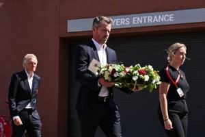 官方：利物浦CEO在安菲尔德向若塔兄弟献上鲜花致以敬意