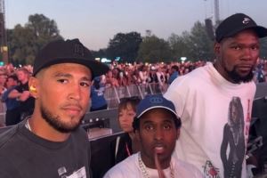 还搁一块呢😁杜兰特与前队友布克同框现身伦敦Wireless音乐节