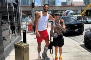 早日康复🙏塔图姆街边与球迷合照 左脚仍穿厚重保护靴