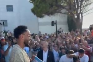 热情似火！奥巴梅扬刚走出机场就被马赛球迷们团团围住