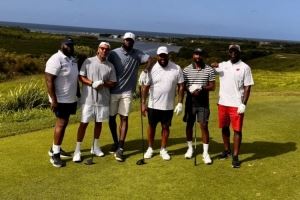 享受假日🏌🏾儿时好友晒与詹姆斯一同打高尔夫的动态⛳️