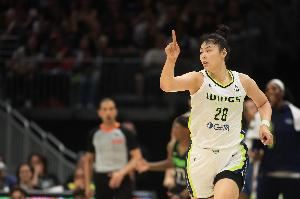 媒体人：李月汝膝盖旧伤处被压到 坚持不住请求下场 明天做核磁