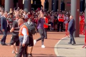 枪魔大战在即！曼联新援塞斯科抵达老特拉福德，现场球迷热烈欢呼