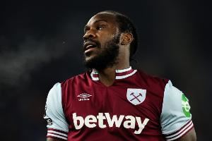 太阳报：35岁安东尼奥为西汉姆U21踢比赛，虽已解约但仍在队训练