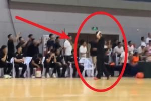 给机会不中用啊！张文逸绝杀出手走步 杜锋摸头苦笑&想伸手又收回