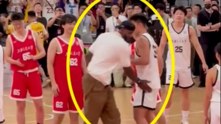 满脸微笑！詹姆斯交大活动抛球后轻轻拍了拍30号球员的屁股