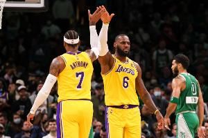 安东尼“敦促”老詹：你打的时间够长了 该休息一下到我这边来了