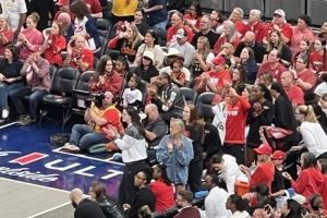 WNBA季后赛半决赛狂热VS王牌 奥比-托平等多位步行者球员现场观战