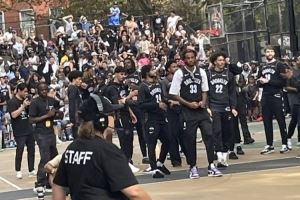 很街头！篮网把训练&搬到了街头公园 吸引大量球迷围观