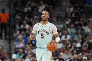 卡斯尔：我会主打1&2号位 三后卫阵容具有很大的潜力