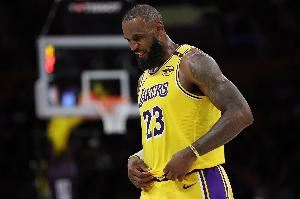 詹姆斯团队认为去年季前备战詹姆斯过度消耗 导致其12月精疲力竭