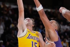 带不动！里夫斯上半场16分钟砍下18分 两分球4中4&罚球7中7