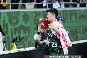 林葳：对林书豪更多是一种崇拜的形式 会去学习他的一些打球方式