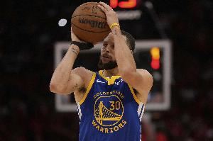 库里上半场7投3中&三分5中2 拿到11分4篮板3助攻&正负值为-5