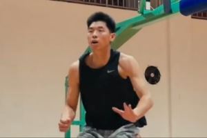 一步一个脚印！跑跳变向撸铁举重汗如雨下 崔永熙最新康复训练