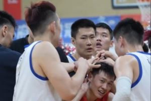 三战全胜！辽篮大胜结束丹东站热身赛 赛后按着王岚嵚喊加油