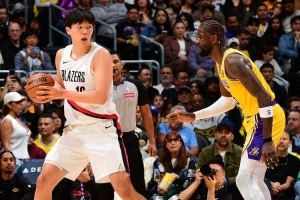 美记:球迷们急切希望杨瀚森获得更多出场机会 但他还需打磨技术