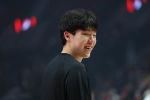 网友要刘维伟帮忙抱抱杨瀚森 刘维伟：抱过了 我们要相信他没问题